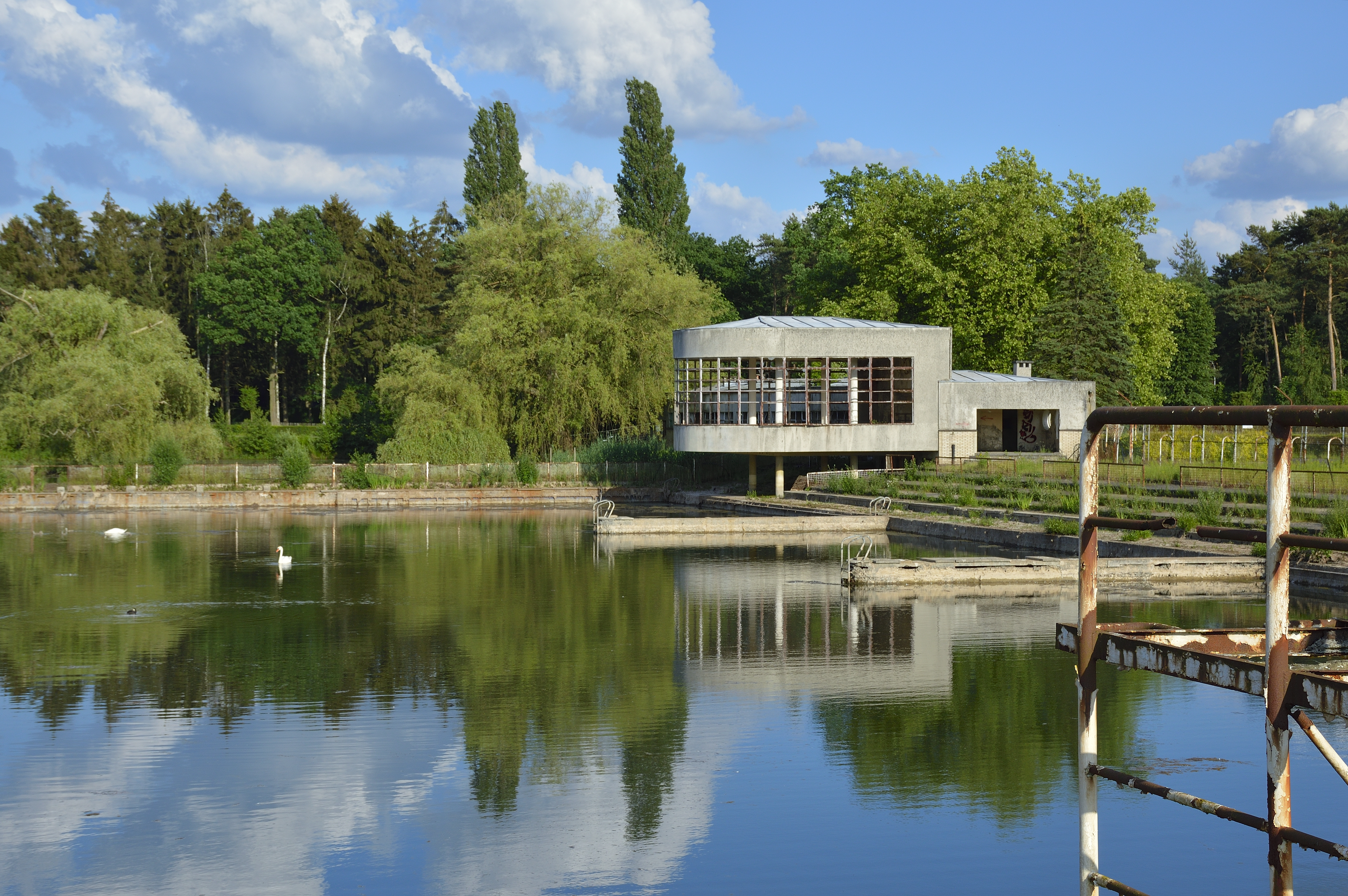 Domein Hofstade : The beautiful ghost of a public swimming pool in Flanders